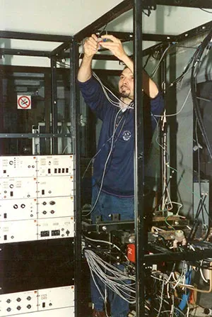 1997, riparazione di un evaporatore per la produzione di semiconduttori.